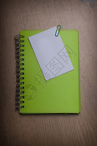木桌上的绿色笔记本图片