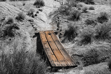 沙漠沟壑上的木桥图片