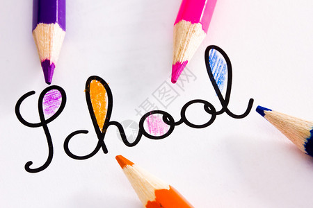 用铅笔上色的学校词图片