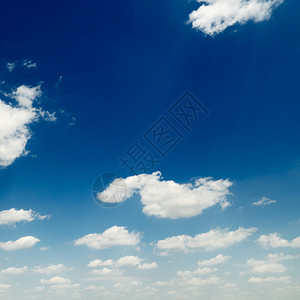 被云覆盖的天空图片