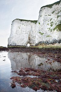 在多雷斯英格兰的侏罗纪海岸上老哈里岩石图片