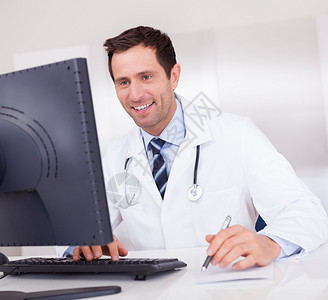 微笑的医生用立体镜图片