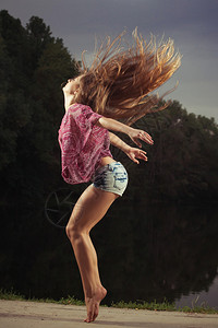 现代芭蕾舞女演员在湖边跳舞图片