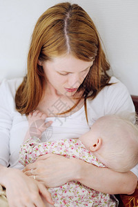 母乳喂养她的女婴的母亲图片