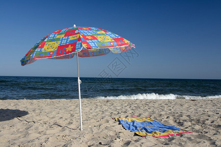 保护伞在沙滩上与图片