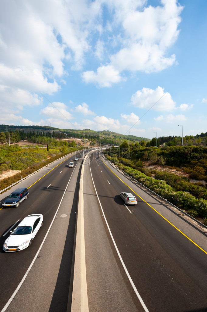 以色列现代公路的交通状况和图片