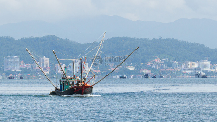 越南下龙湾的渔船图片