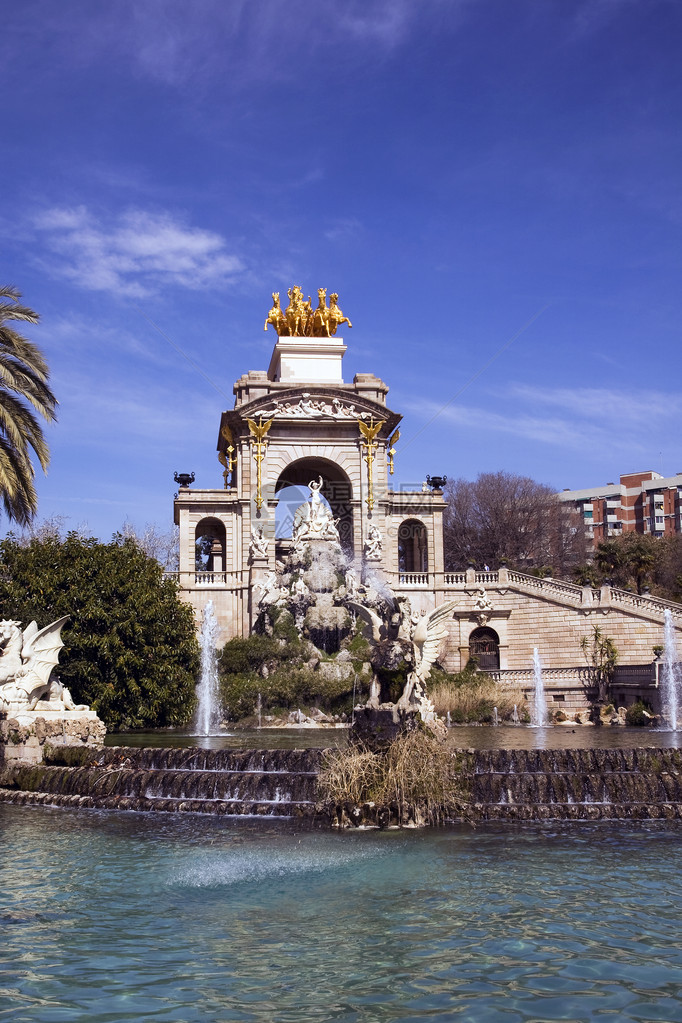 西班牙巴塞罗那ParcdelaCiutadella的大喷泉Cascada为1888年环球展览而建造巴洛克式建筑是由当时还是学生的图片