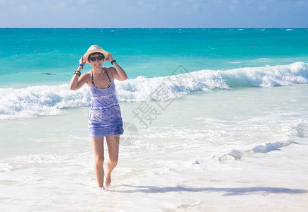 海滩上的漂亮女孩背景图片