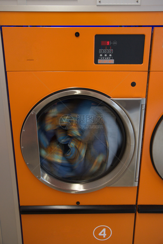 自助洗衣店的大型投币式烘干机图片