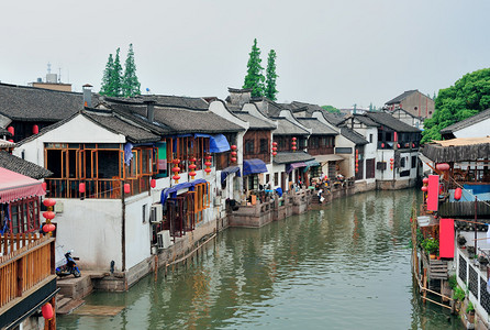 上海河边的古村落图片