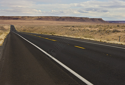 通往荒漠悬崖的道路图片