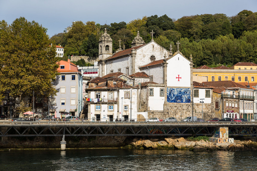 教科文组织世界遗产城市Douro葡萄牙河的Ribeira区和葡萄酒船Rabelo位于Po图片