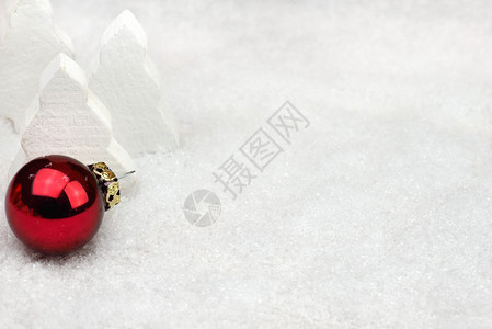 雪地里的红色圣诞球图片