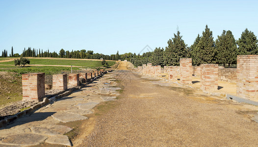 古罗马公路位于西班牙塞维利亚省的罗马伊塔利卡废墟中图片