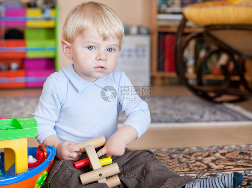 小孩男孩在室内图片