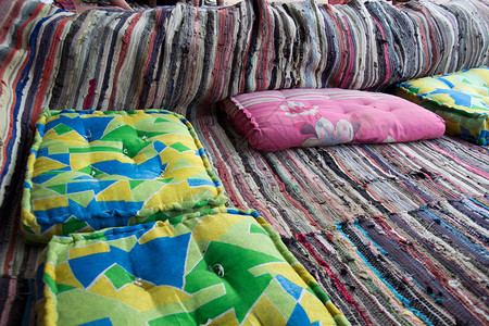 彩色地毯和坐垫图片