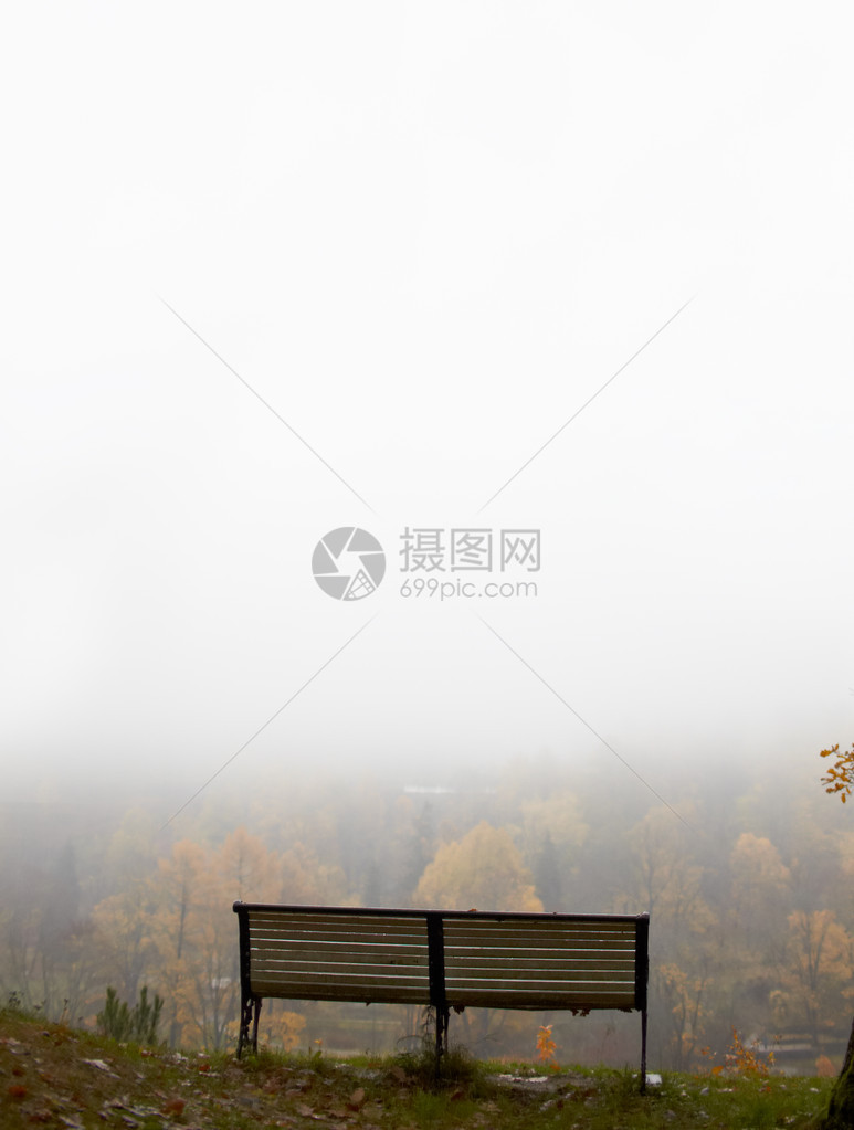 在山顶的座椅上雾要来了爱沙图片