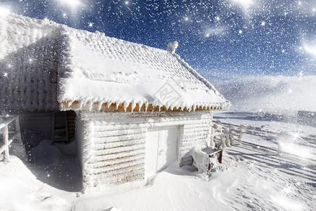 圣诞背景与山中的童话房子图片