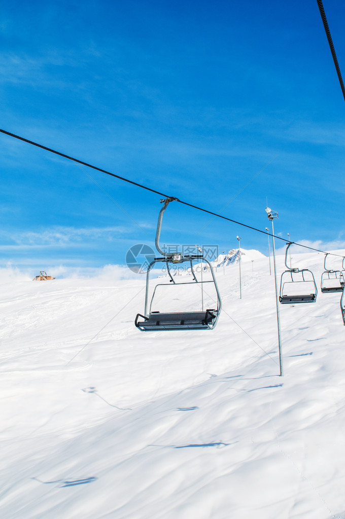 在明亮的冬日滑雪缆车图片
