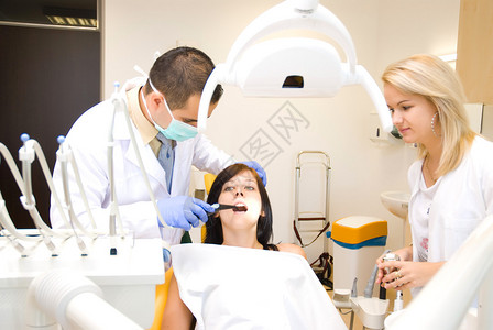 牙医和护士治疗图片