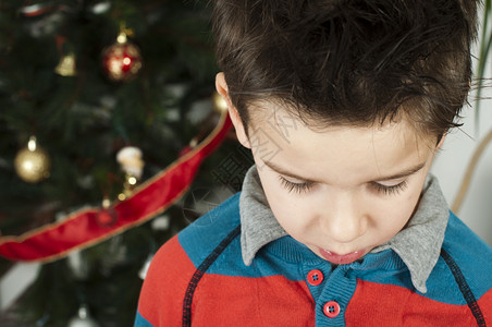 圣诞快乐的小男孩在圣诞节圣图片