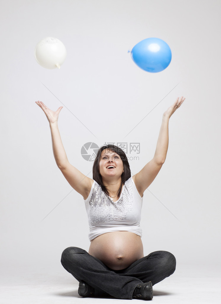 孕妇玩气球图片