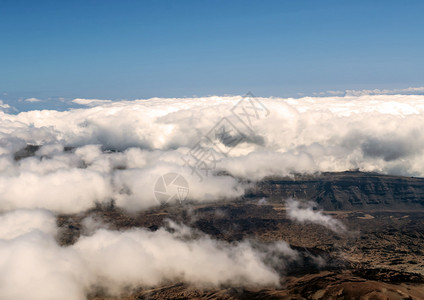 云中的乌坎卡谷图片