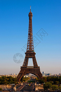 法国巴黎的埃菲尔铁塔在蓝天的背景之下图片