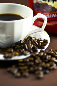 咖啡杯咖啡豆垂直工作室摄影白咖啡杯和棕图片
