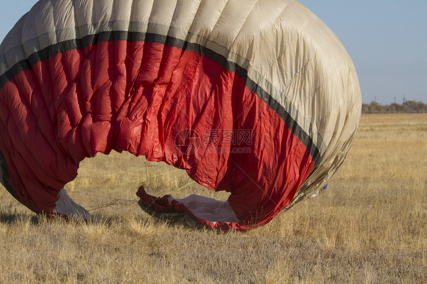 准备起飞的地面滑翔伞图片