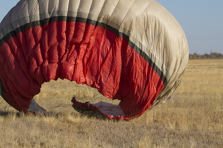 准备起飞的地面滑翔伞背景图片