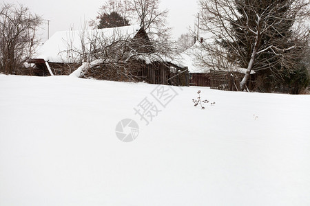 灰冬日灰色冬季村庄中埋有雪的图片