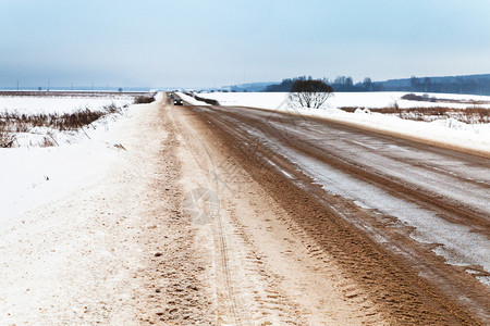 冬天下午湿滑的乡间小路图片