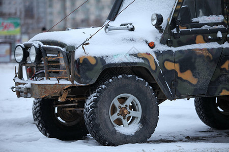 4x4卡车在雪地里图片