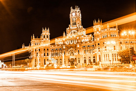 夜间交通在西班牙疯狂的广场Plazadecibeles图片