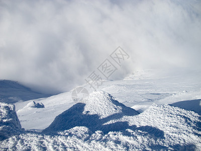 云层上的雪山顶图片