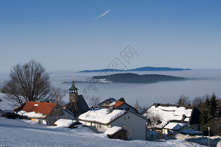 冬雪时的巴伐利亚村庄景观图片