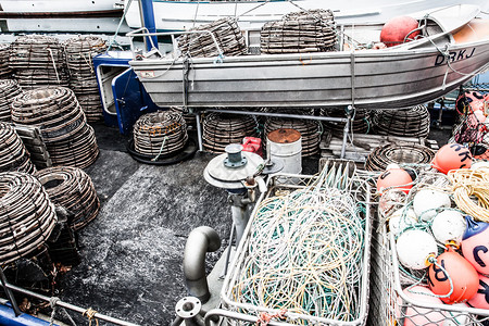 渔船上堆积的龙虾或龙虾锅图片