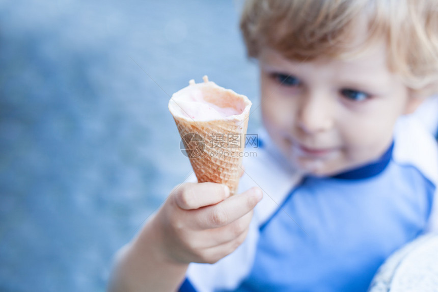小孩在夏天吃冰淇淋以冰图片