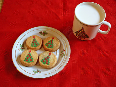 给圣诞老人的牛奶和饼干图片