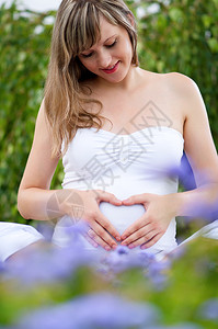 孕妇的手心形图片