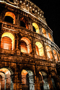 罗马夜光下的斗兽场图片