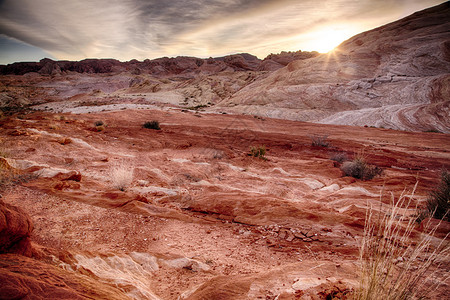 美国内华达州里最古老的州立公园其名称来自红沙石岩层它从红色背景图片