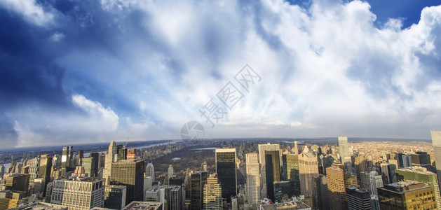 美国纽约市大楼上空云图片