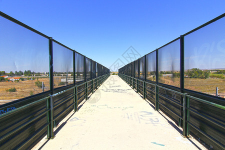 竖有栅栏的桥梁通过图片