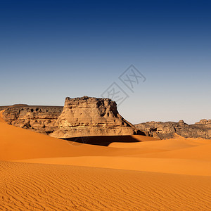 撒哈拉沙漠奇异的砂岩悬崖图片