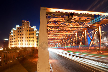 上海大桥夜间交通背景图片