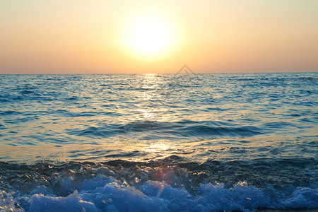 海上落日大太阳和海浪图片