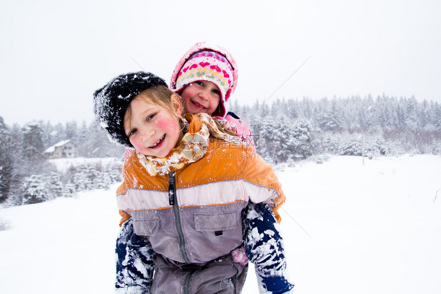 两个小女孩在雪地上玩耍图片